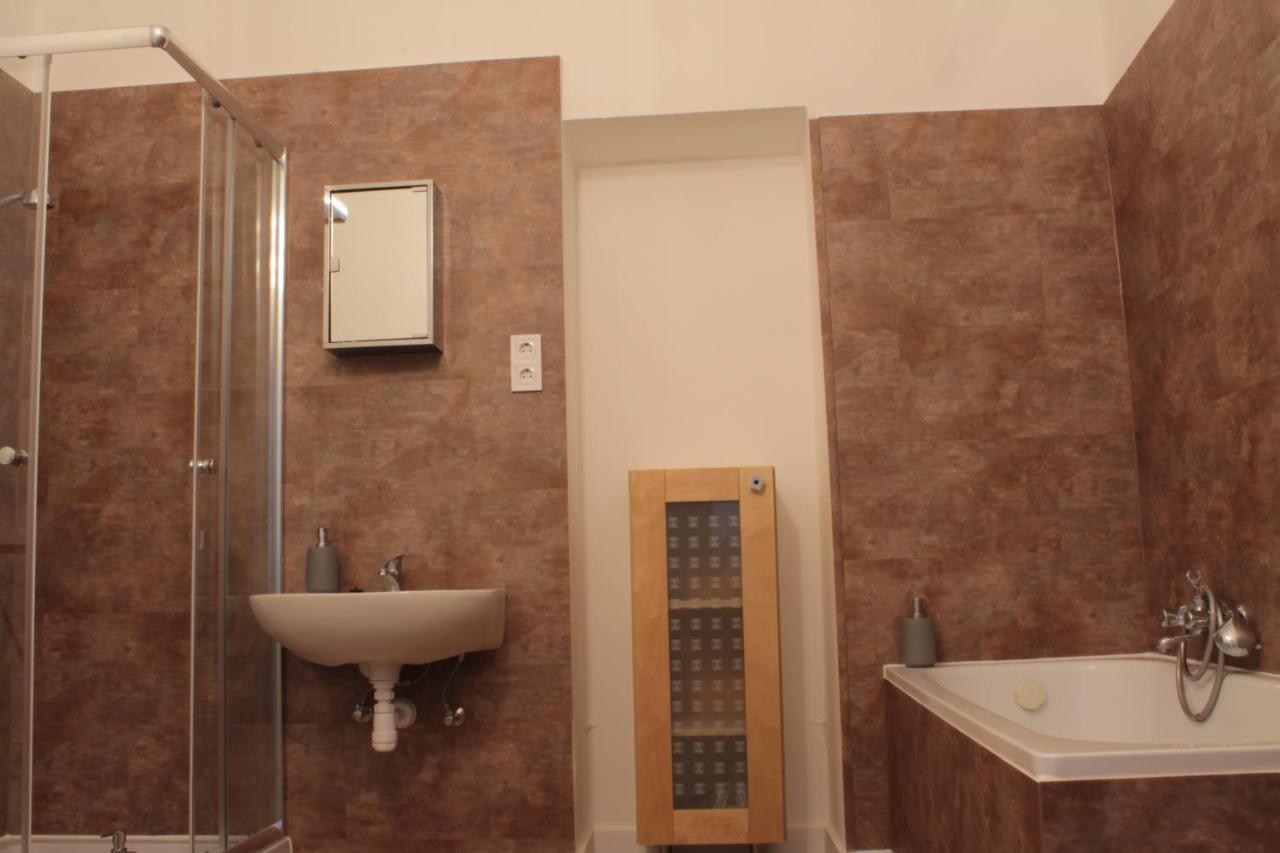 Zwinger Apartman Sopron Exterior photo